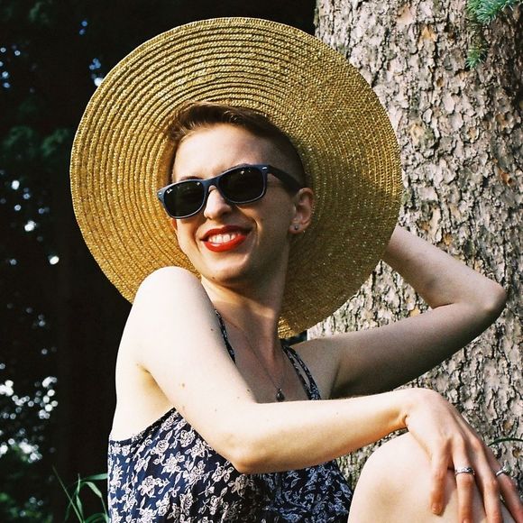 Meet your Posher, Iris - Picture 1 of 1